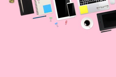 düz ya da üst görünüm çalışma masası pembe dizüstü bilgisayarı, kahve fincanı ve iş geçmişi için akıllı telefonu olan masa