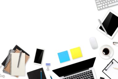 dizüstü bilgisayar, ofis malzemeleri, kahve fincanı, cep telefonu, tablet ve beyaz arka plan üzerinde kahve fincanı ile düz yatıyordu çalışma alanı tablo