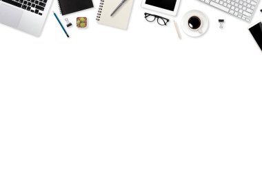 dizüstü bilgisayar, ofis malzemeleri, kahve fincanı ve cep telefonu izole ve beyaz arka plan ile teknoloji çalışma masası