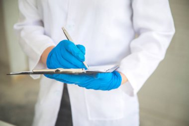 bilim adamı kadın kontrol ve bilim araştırma arka plan olarak kullanarak sonuçları kayıt.