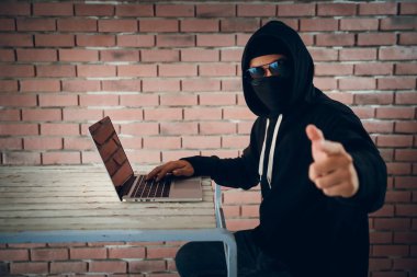 hacker kesmek ve bilgisayardan bilgi sistemi verileri çalmak deneyin