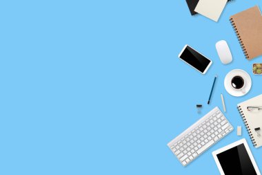 dizüstü bilgisayar, kahve fincanı ve iş arka plan için kullanarak akıllı telefon ile düz lay veya üst görünüm çalışma alanı ofis mavi masa