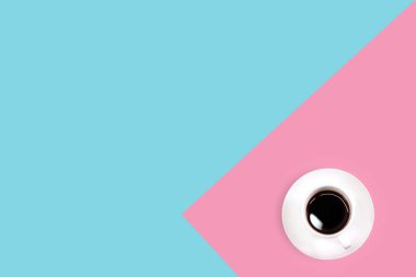 üst görünümü siyah kahve ile mavi ve pembe pastel çalışma masası