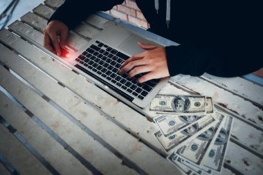 siyah kapüşonlu hack giyen hacker ve bilgisayardan büyük veri ve finans bilgileri çalmak ve Usb flash sürücü bunları kopyalama 