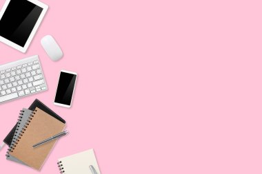 düz ya da üst görünüm çalışma masası pembe dizüstü bilgisayarı, kahve fincanı ve iş geçmişi için akıllı telefonu olan masa