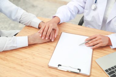doktor rahatlatıcı ve bakım ile el erkek hasta tutarak (tıbbi kavram) 