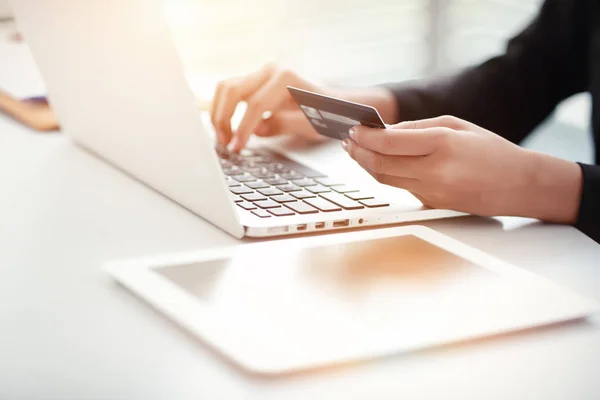 Compras y pago en línea mediante el uso de ordenador portátil y tableta con tarjeta de crédito — Foto de Stock