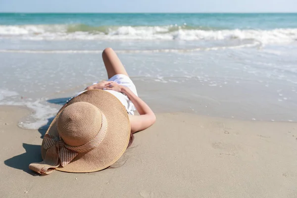 Portré a szép és a boldogság nőt élvez nyaralás nyaralás és fekve a tengerparton — Stock Fotó