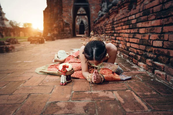 Retrato de bela mulher asiática pagar respeito no antigo templo com volante (esta imagem para o conceito de viagem ) — Fotografia de Stock