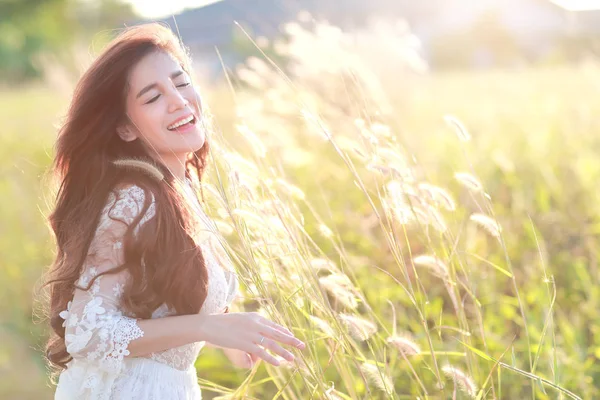 Портрет красивої жінки, що має щасливий час і насолоджується травою в природі — стокове фото