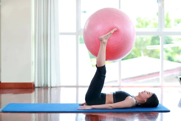 Mladá zdravá a sportovní žena má v sobě jóga s růžovým míčkem — Stock fotografie