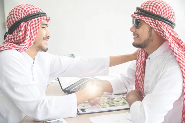 Arab Saudi affärsman kramar för framgångsrik affär med som affärsbakgrund (begreppet teamwork och partnerskap) — Stockfoto