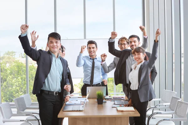 Kaukasiska affärsman visar framgång Business Profit Graph i mötet då de lägger sina händer upp innebörden av sitt jobb är framgång med leende och glada ansikten. — Stockfoto