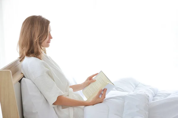 Sain et beau livre de lecture fille sur le lit avec un visage heureux et beau — Photo
