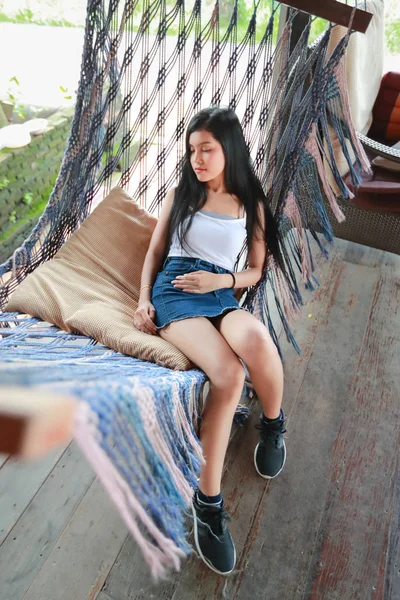 美丽可爱的亚洲女人躺在吊床上的肖像 — 图库照片