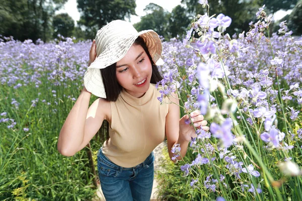 Портрет красивої жінки, що має щасливий час і насолоджується серед квітів Нага-керамічного поля в природі — стокове фото