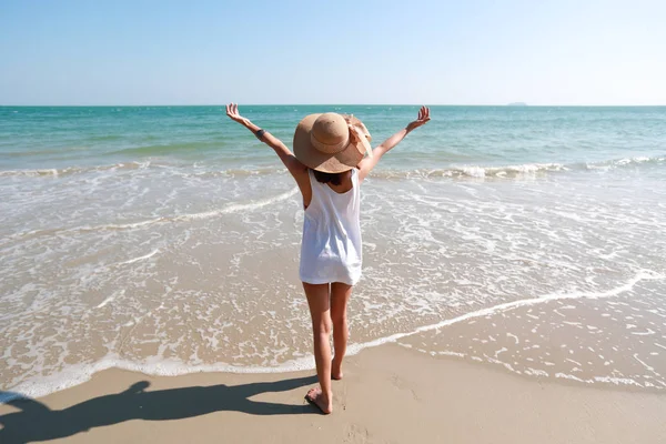 Вид сзади Портрет сексуальной молодой девушки на тропическом пляже с поднятыми руками, стоя на песчаном пляже в природе с голубым небом . — стоковое фото