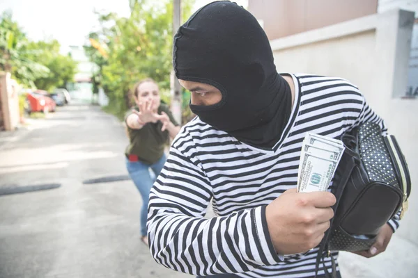 Thief stealing money from woman and running on street (theft concept) — Stock Photo, Image