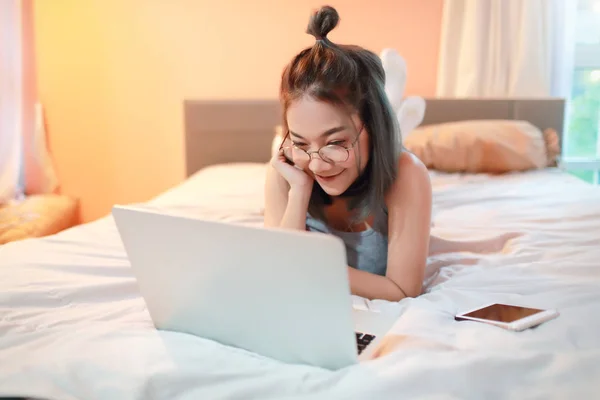 Hermosa y sexy mujer usando ordenador portátil antes de ir a dormir —  Fotos de Stock