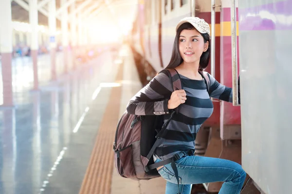 Jovem viajante mulher com mochila entrar no trem — Fotografia de Stock