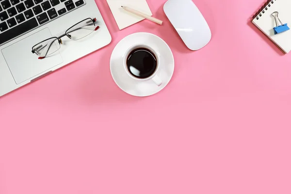 Płaski stół roboczy lay z laptopem, materiałami biurowymi, filiżanką kawy, telefonem komórkowym, tabletem i filiżanką kawy na różowym tle — Zdjęcie stockowe
