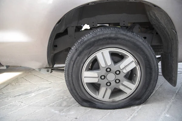 Porzucić samochód z płaską oponą i opony pęknięcie z wypadku na drodze — Zdjęcie stockowe