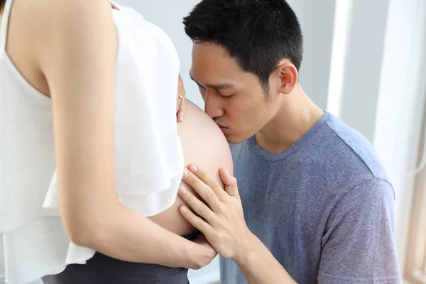 Marito dare bacio a giovane incinta pancia moglie con amore — Foto Stock