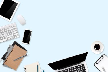 dizüstü bilgisayar, ofis malzemeleri, kahve fincanı, cep telefonu, makas ve mavi arka plan üzerinde kahve fincanı ile çalışma alanı tablo