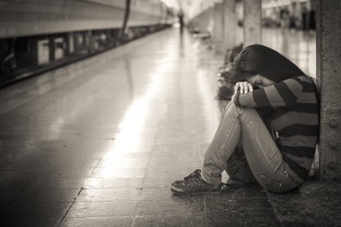 sırt çantası ile genç gezgin kadın depresif ve tren beklerken vurguladı