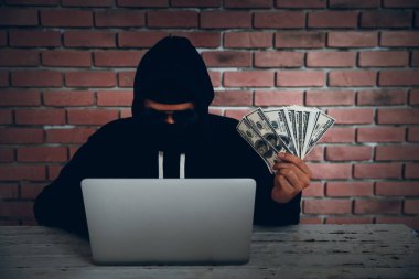 hacker kesmek ve bilgisayardan bilgi sistemi verileri çalmak ve kesmek sonra para göstermek deneyin