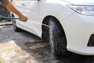 adam eller tekerlek veya araba lastiği su enjekte
