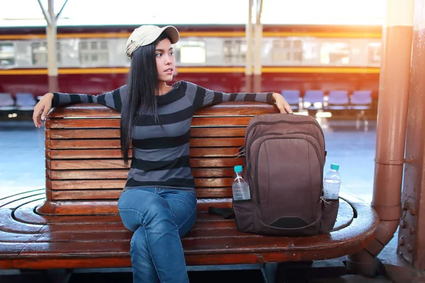 Jovem viajante mulher sentado e esperando por trem — Fotografia de Stock