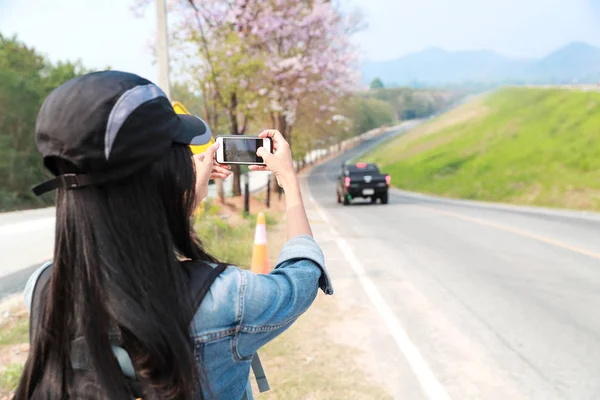 Tineri călători asiatici folosind camera foto și fotografiind în timp ce călătoresc în vacanță — Fotografie, imagine de stoc