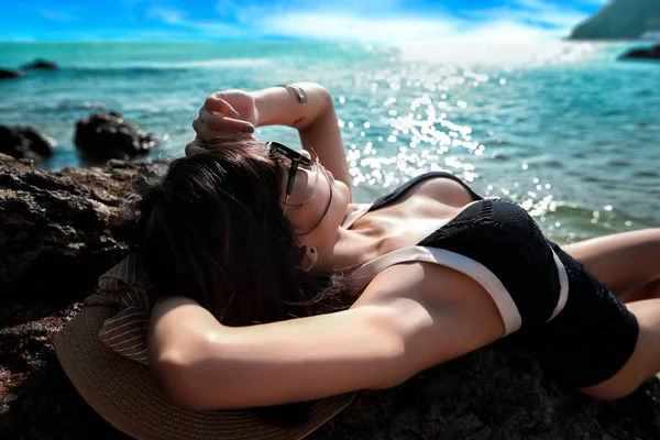 Portré a szép és a boldogság nő élvezni nyaralni a strandon napszemüveggel — Stock Fotó