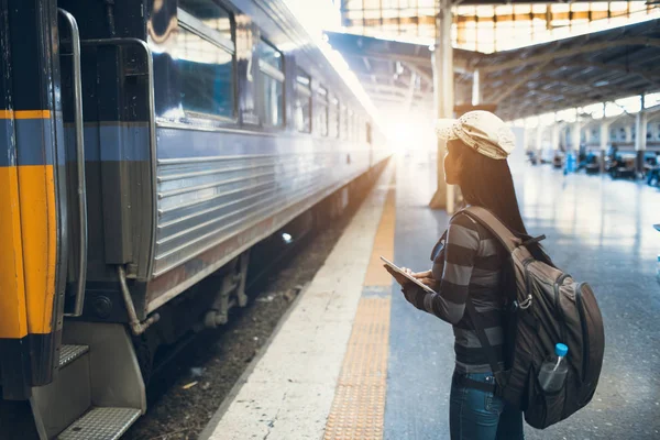 Jovem viajante mulher com mochila à espera de trem — Fotografia de Stock
