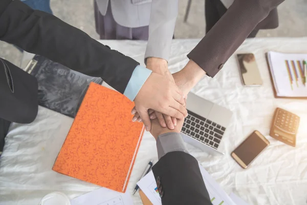 Porträtt affärsfolk hand tillsammans med som bakgrund (begreppet teamwork och partnerskap) — Stockfoto