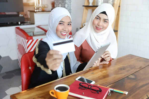 Jeunes femmes d'affaires musulmanes discussion et achats et paiement en ligne à l'aide d'une carte de crédit et tablette — Photo