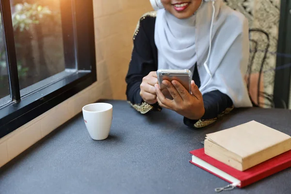 Young muslim businesswomen shopping and online payment by using cell phone — Stock Photo, Image