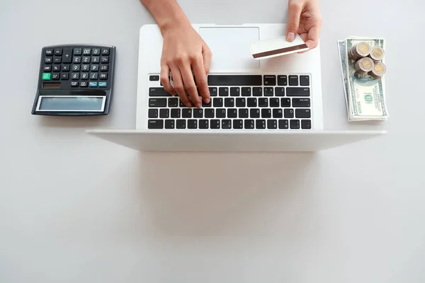 iş kadını el alışveriş ve hesap makinesi ile bilgisayar kullanarak online ödeme ve eldeki kredi kartları tutarak (iş ve teknoloji konsepti için bu görüntü)