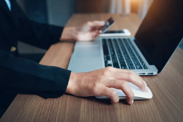 Dizüstü bilgisayar ve kredi kartı kullanarak iş kadını elleri — Stok fotoğraf