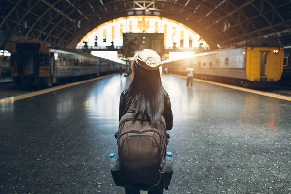 Junge Reisende mit Rucksack wartet auf Zug — Stockfoto