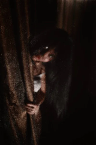 Imagen borrosa de mujeres fantasmas en hotel embrujado con foto de filtro viejo, concepto de Halloween — Foto de Stock