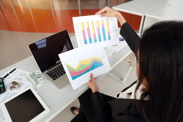 Businesswoman za pomocą komputera, tabletu i pracy z wykresu raportu podsumowującego firmy — Zdjęcie stockowe