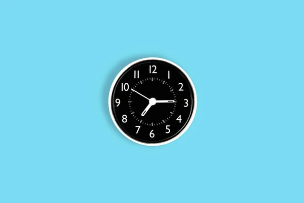 Relógio de tempo branco na mesa azul pastel ou parede — Fotografia de Stock