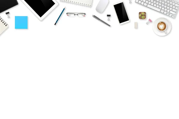 Mesa de oficina de marketing digital con computadora portátil, suministros de oficina y teléfono celular sobre fondo blanco — Foto de Stock