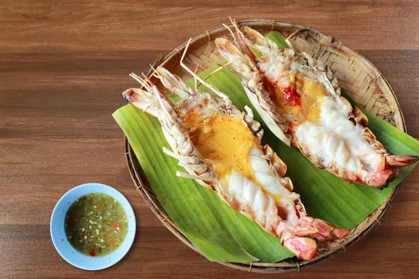 Thai Seafood krewetki rzeka spalony z pikantnym sosem na drewnianym stole — Zdjęcie stockowe