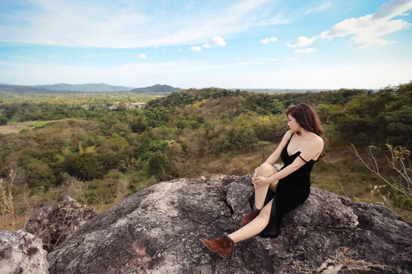 Jong en sexy Aziatisch meisje zitten in de natuur buiten met prachtig uitzicht bomen op de berg — Stockfoto