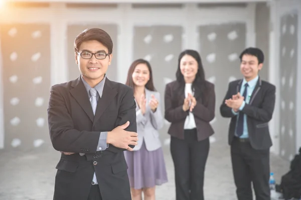 Affärsman porträtt med anställd klappar händer som bakgrund — Stockfoto