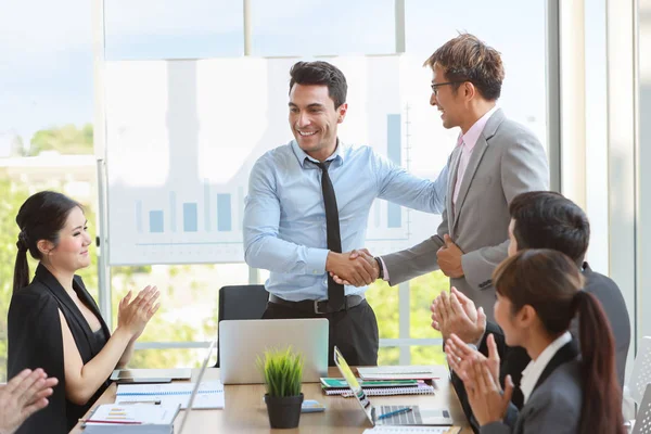 Kaukasiska affärsman visar framgång Business Profit Graph från White Board i möte då de skakar sina händer innebörden av sitt jobb är framgång med leende och glada ansikten. — Stockfoto