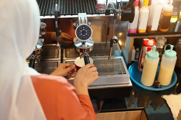 Junge muslimische Barista Mädchen Hände Kaffee kochen — Stockfoto